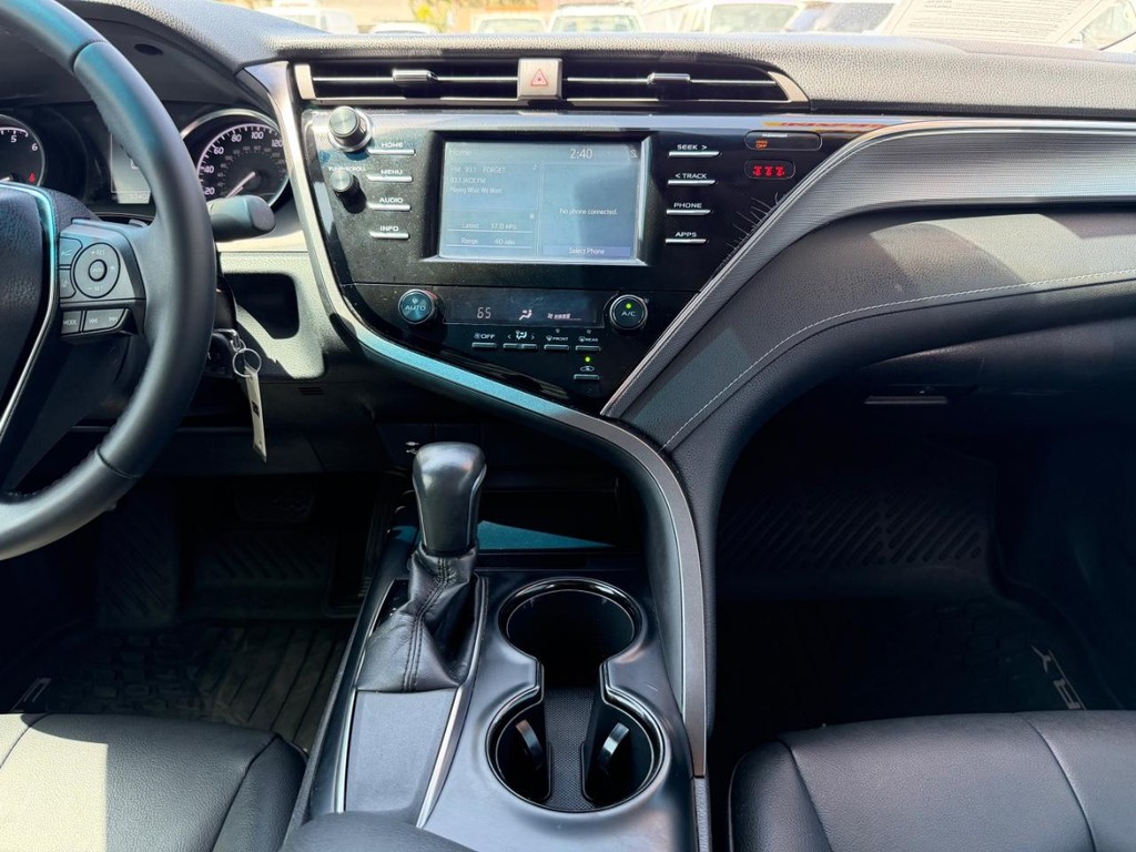 Toyota Camry Vehicle Full-screen Gallery Image 26