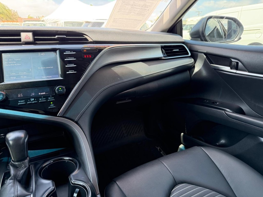 Toyota Camry Vehicle Full-screen Gallery Image 27
