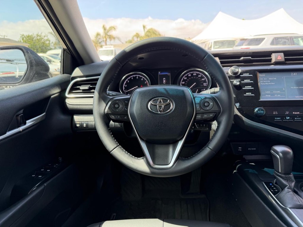 Toyota Camry Vehicle Full-screen Gallery Image 28