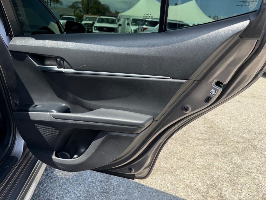 Toyota Camry Vehicle Full-screen Gallery Image 29