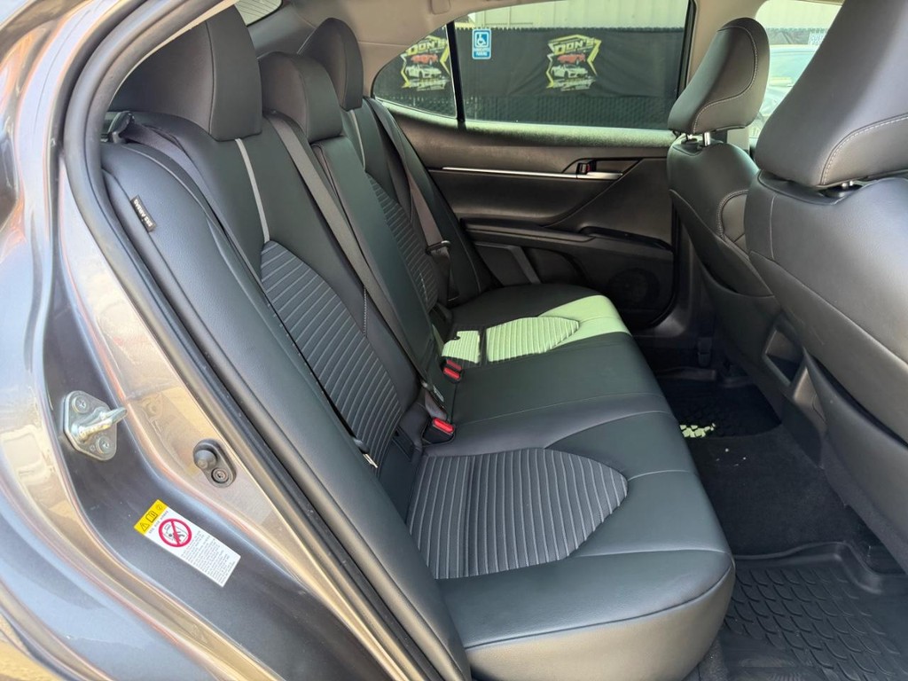 Toyota Camry Vehicle Full-screen Gallery Image 30