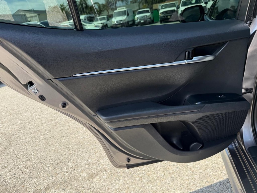 Toyota Camry Vehicle Full-screen Gallery Image 31
