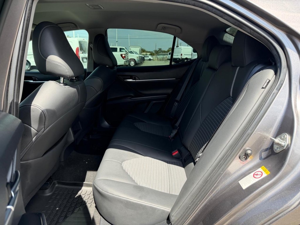 Toyota Camry Vehicle Full-screen Gallery Image 32