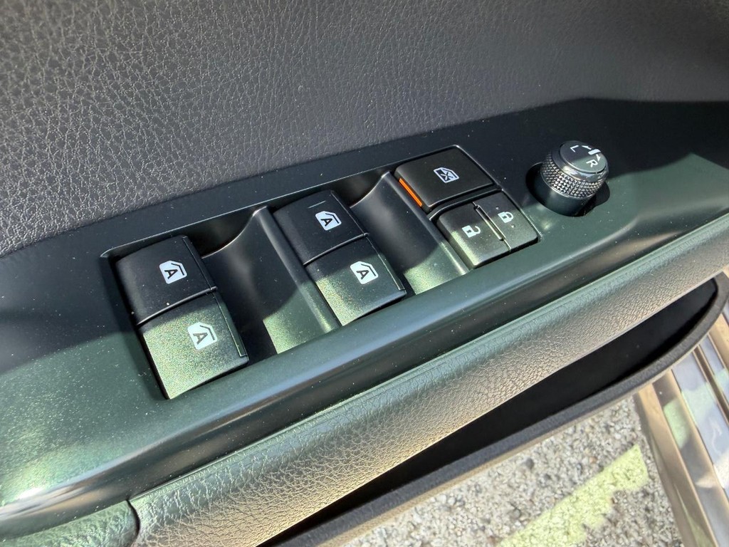 Toyota Camry Vehicle Full-screen Gallery Image 33
