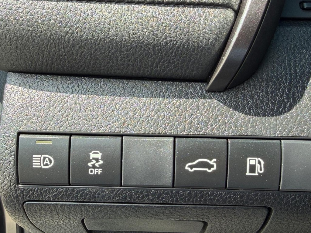 Toyota Camry Vehicle Full-screen Gallery Image 34