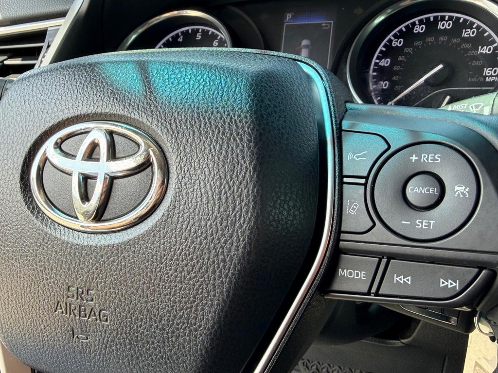 Toyota Camry Vehicle Full-screen Gallery Image 36