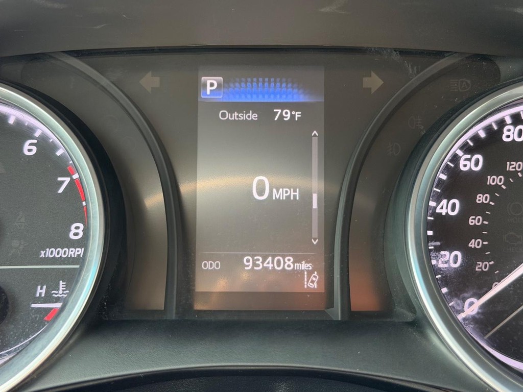 Toyota Camry Vehicle Full-screen Gallery Image 38
