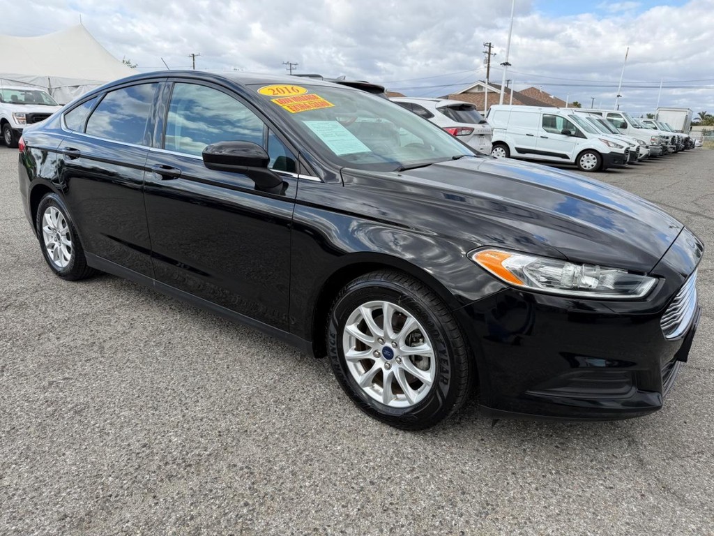 Ford Fusion Vehicle Full-screen Gallery Image 03