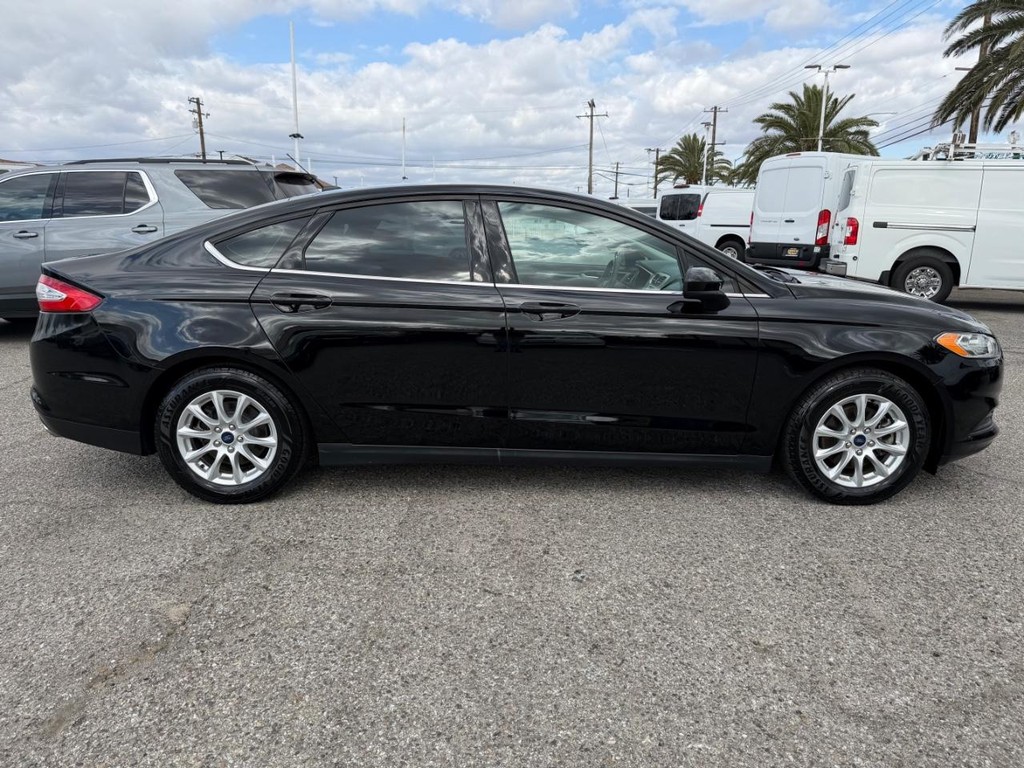 Ford Fusion Vehicle Full-screen Gallery Image 05