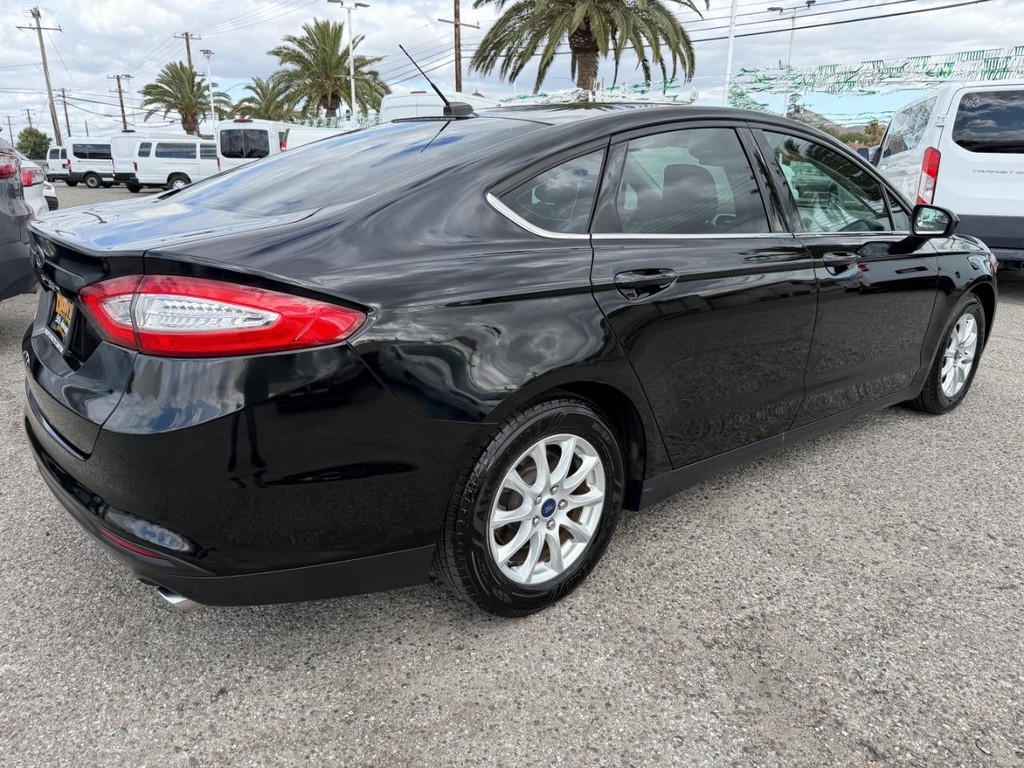 Ford Fusion Vehicle Full-screen Gallery Image 06