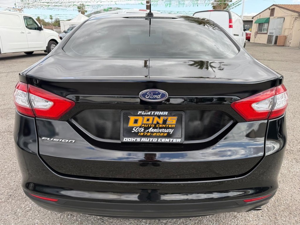 Ford Fusion Vehicle Full-screen Gallery Image 08