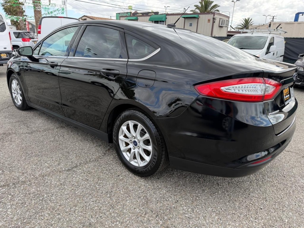 Ford Fusion Vehicle Full-screen Gallery Image 09