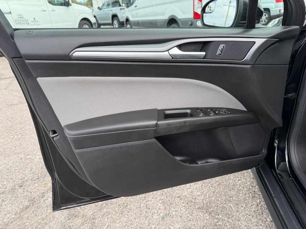 Ford Fusion Vehicle Full-screen Gallery Image 15