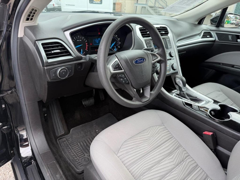 Ford Fusion Vehicle Full-screen Gallery Image 16