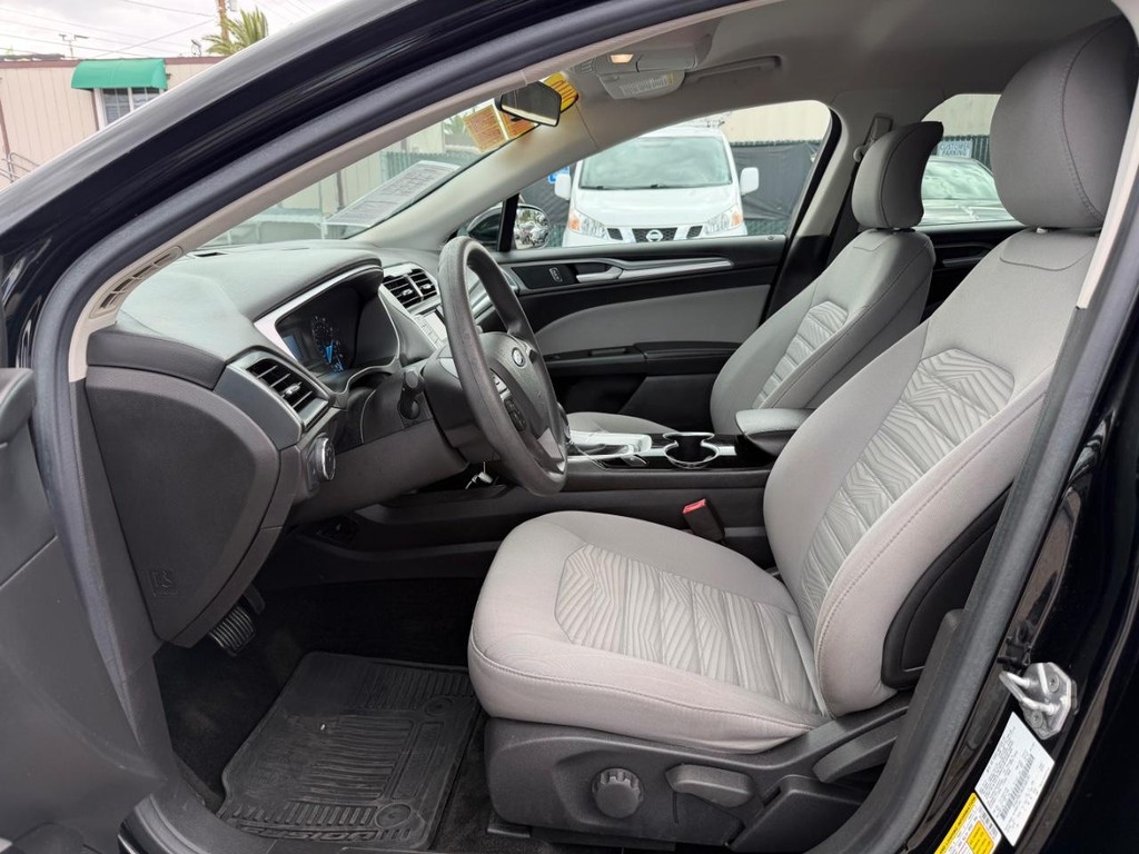 Ford Fusion Vehicle Full-screen Gallery Image 17