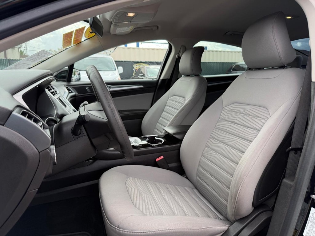 Ford Fusion Vehicle Full-screen Gallery Image 18