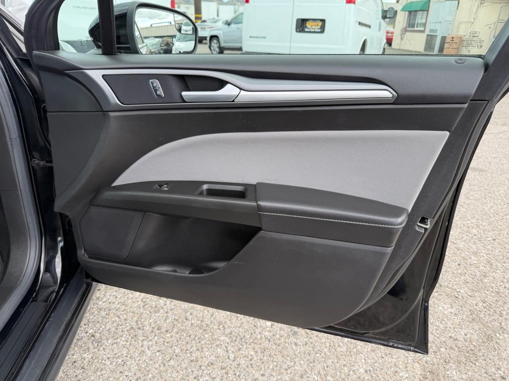 Ford Fusion Vehicle Full-screen Gallery Image 19