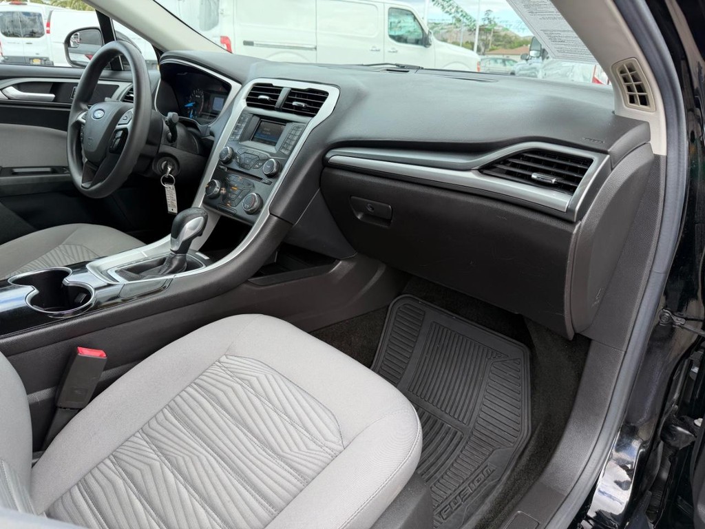Ford Fusion Vehicle Full-screen Gallery Image 20