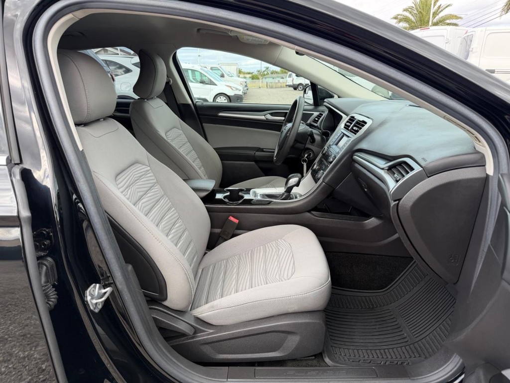 Ford Fusion Vehicle Full-screen Gallery Image 21