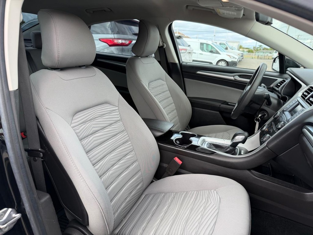 Ford Fusion Vehicle Full-screen Gallery Image 22