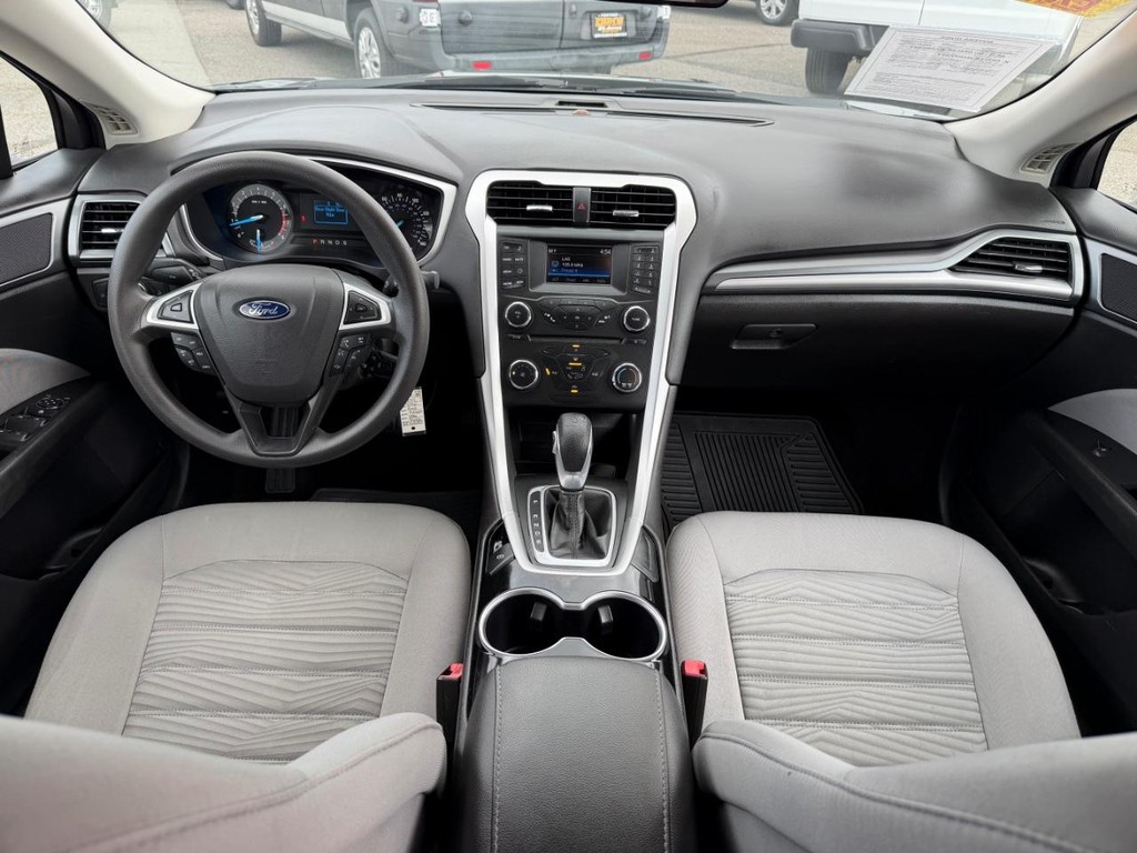 Ford Fusion Vehicle Full-screen Gallery Image 23