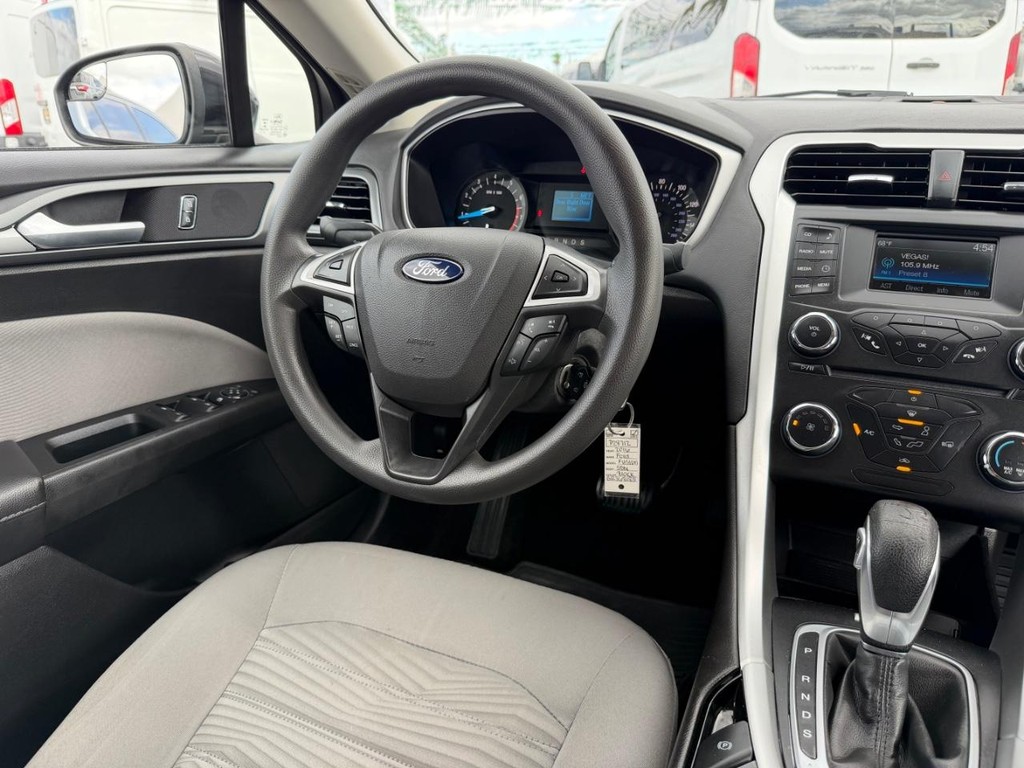 Ford Fusion Vehicle Full-screen Gallery Image 24