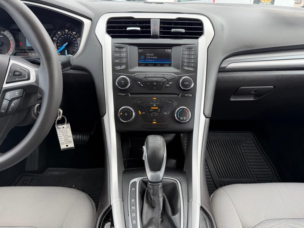 Ford Fusion Vehicle Full-screen Gallery Image 25
