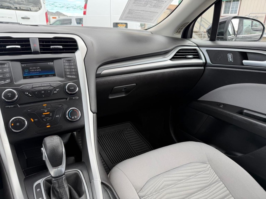 Ford Fusion Vehicle Full-screen Gallery Image 26