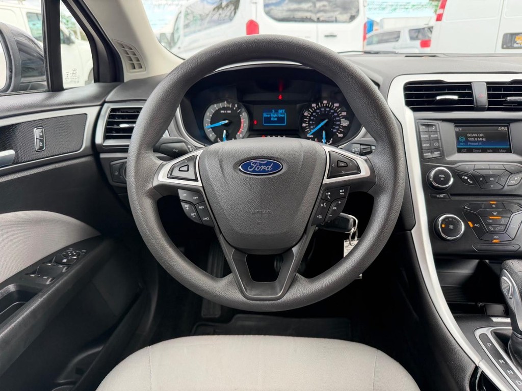 Ford Fusion Vehicle Full-screen Gallery Image 27
