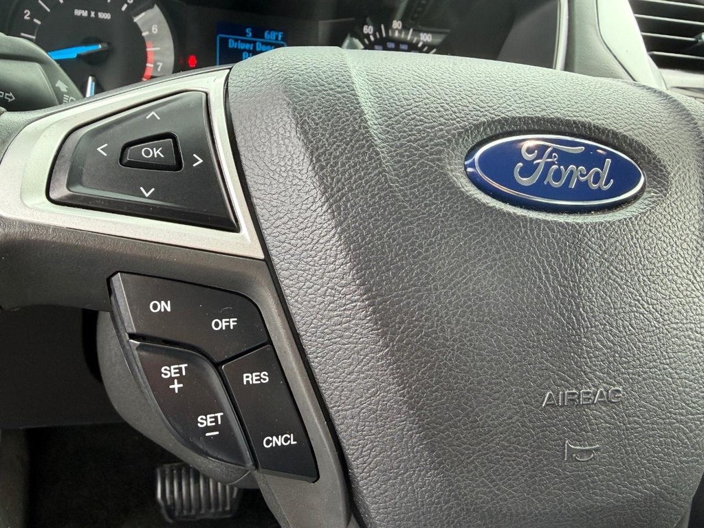Ford Fusion Vehicle Full-screen Gallery Image 28