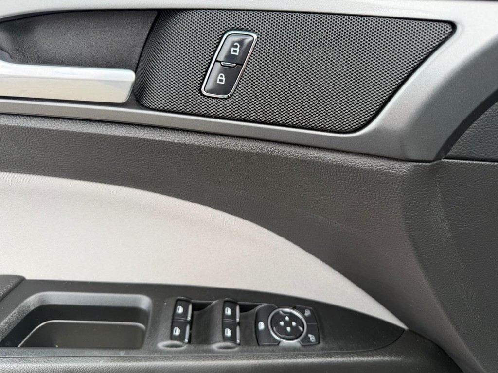 Ford Fusion Vehicle Full-screen Gallery Image 31