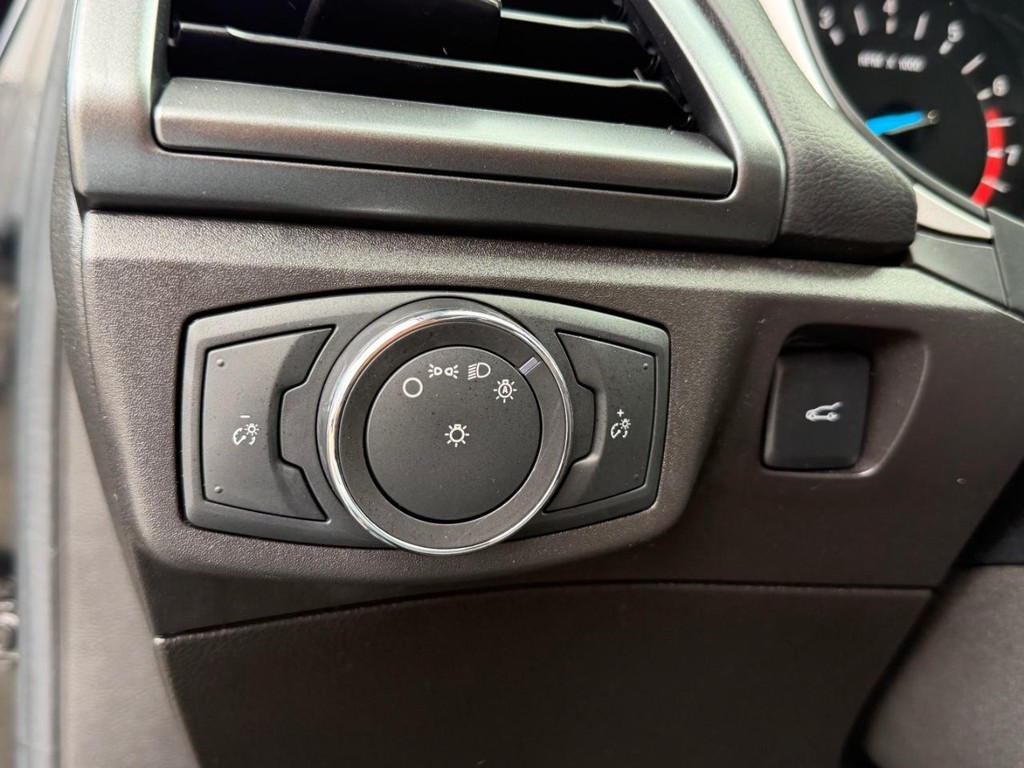 Ford Fusion Vehicle Full-screen Gallery Image 32