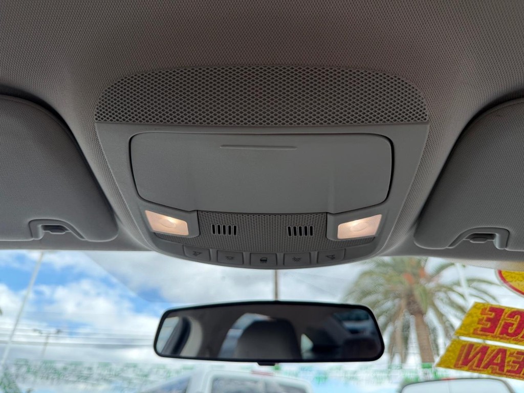 Ford Fusion Vehicle Full-screen Gallery Image 34