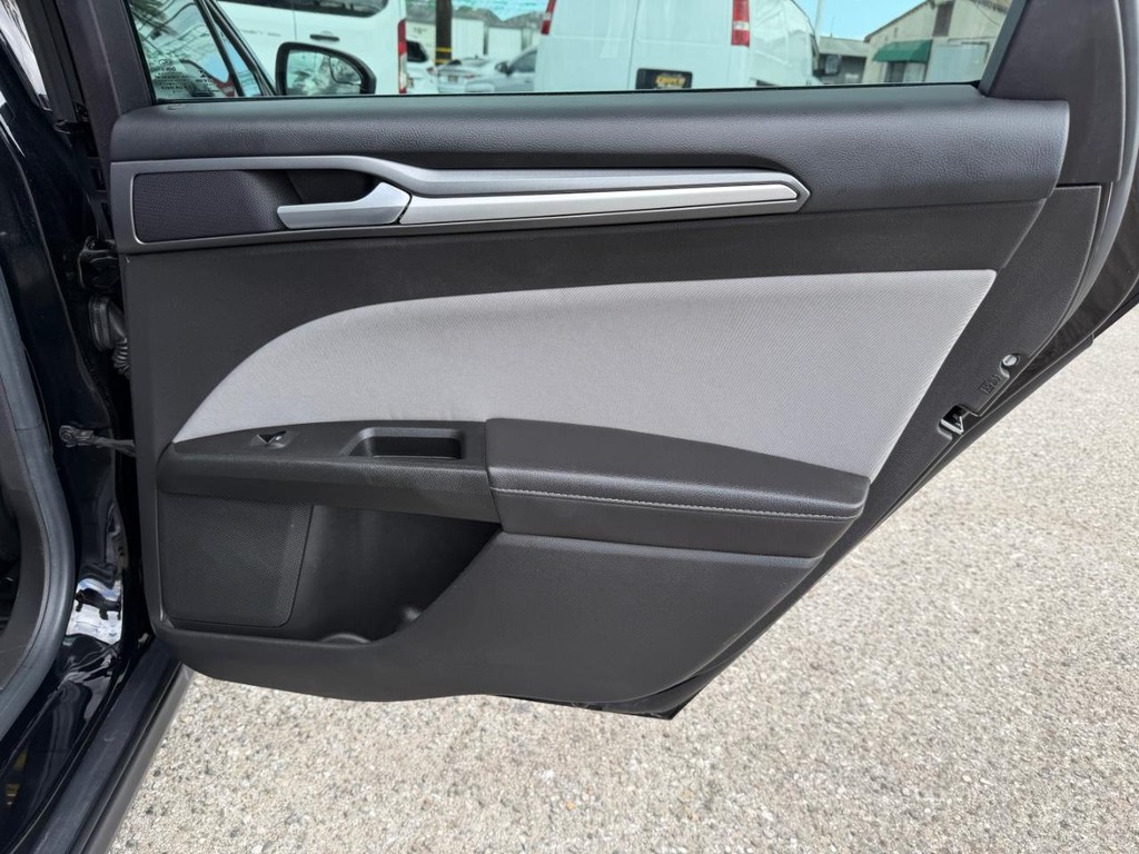 Ford Fusion Vehicle Full-screen Gallery Image 35