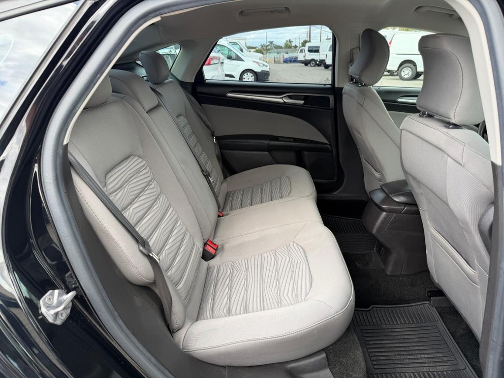 Ford Fusion Vehicle Full-screen Gallery Image 36