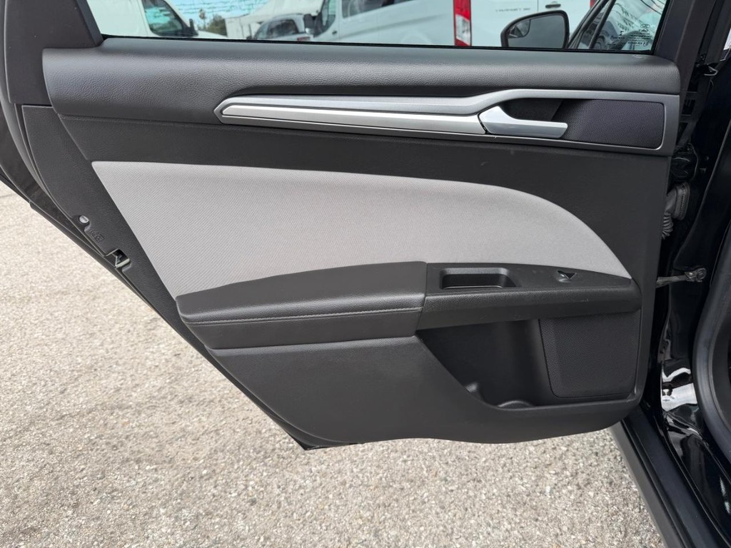 Ford Fusion Vehicle Full-screen Gallery Image 37