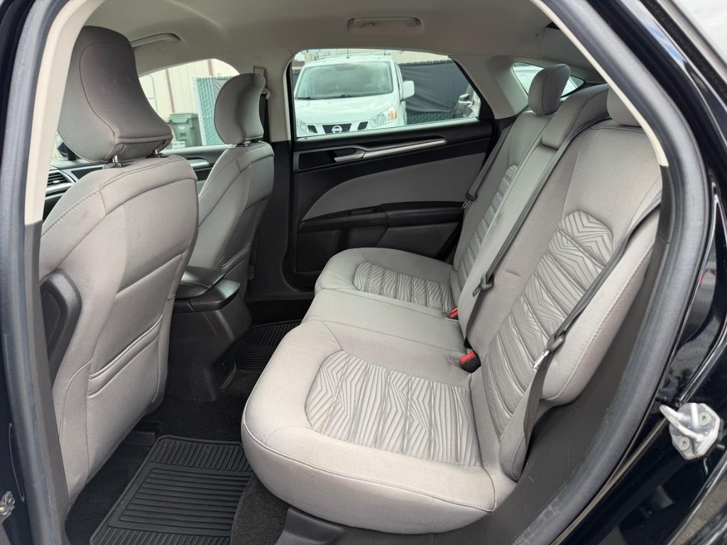 Ford Fusion Vehicle Full-screen Gallery Image 38