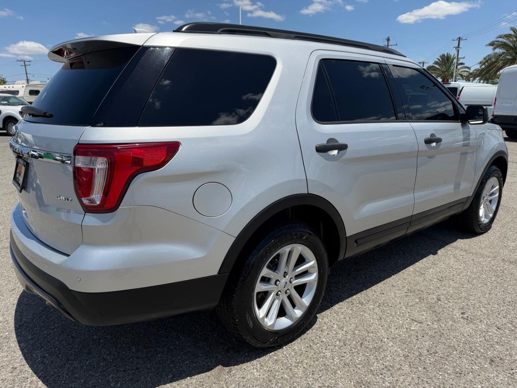 Ford Explorer Vehicle Full-screen Gallery Image 06