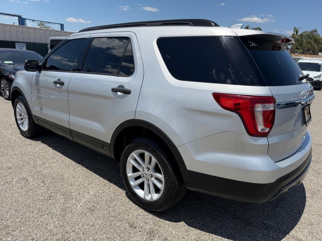 Ford Explorer Vehicle Full-screen Gallery Image 09