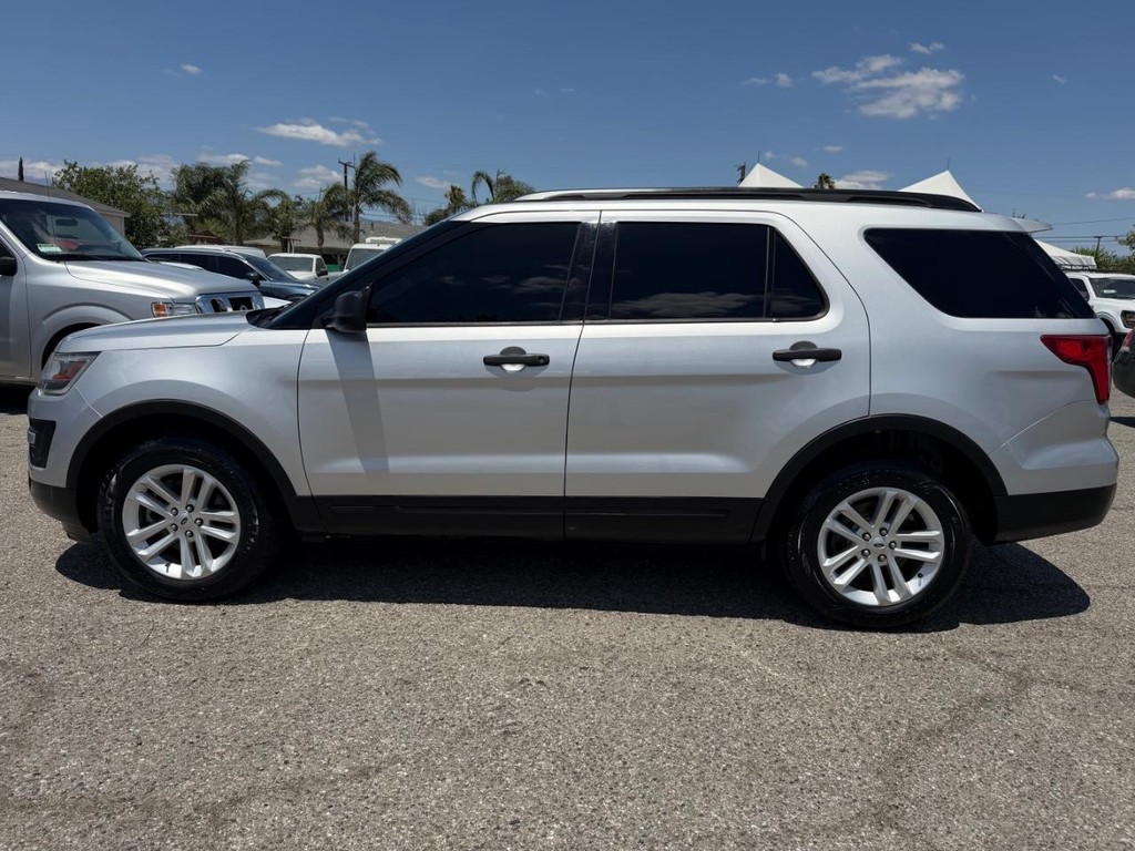 Ford Explorer Vehicle Full-screen Gallery Image 11