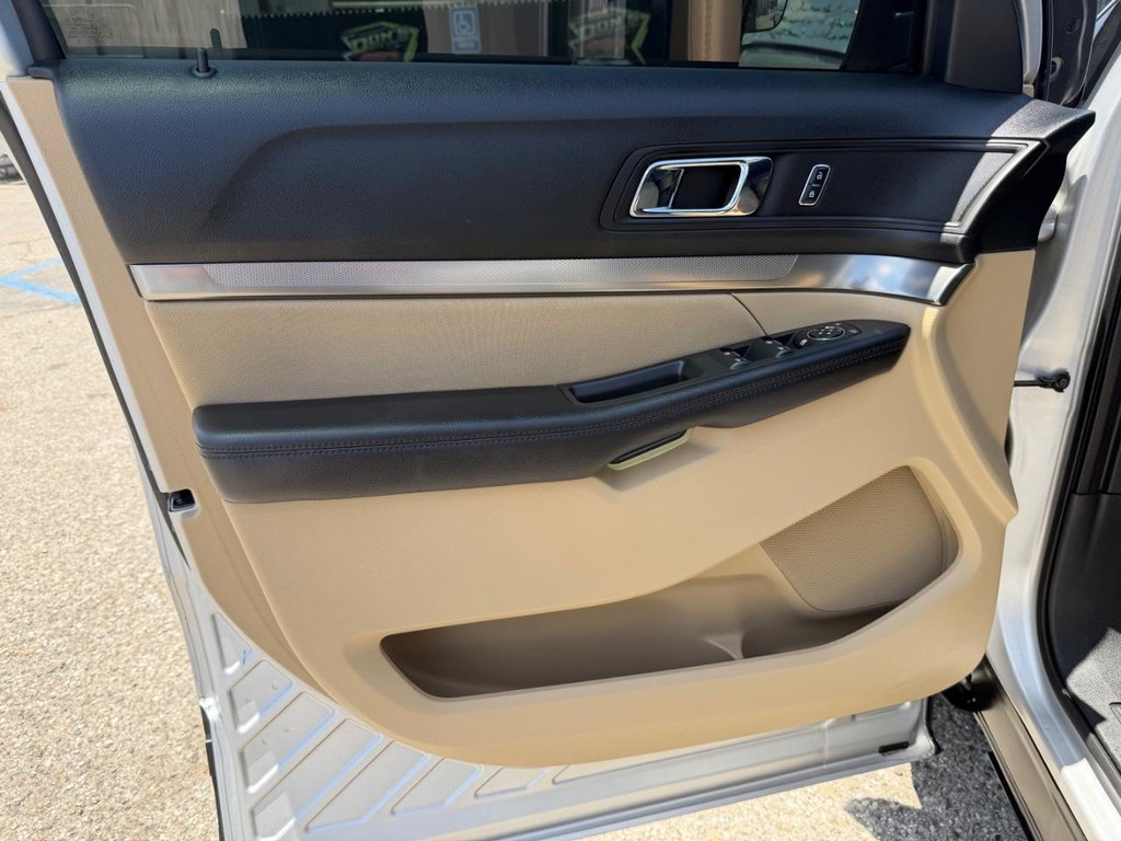 Ford Explorer Vehicle Full-screen Gallery Image 15