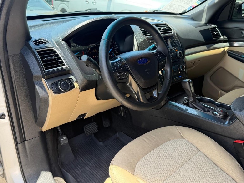 Ford Explorer Vehicle Full-screen Gallery Image 16