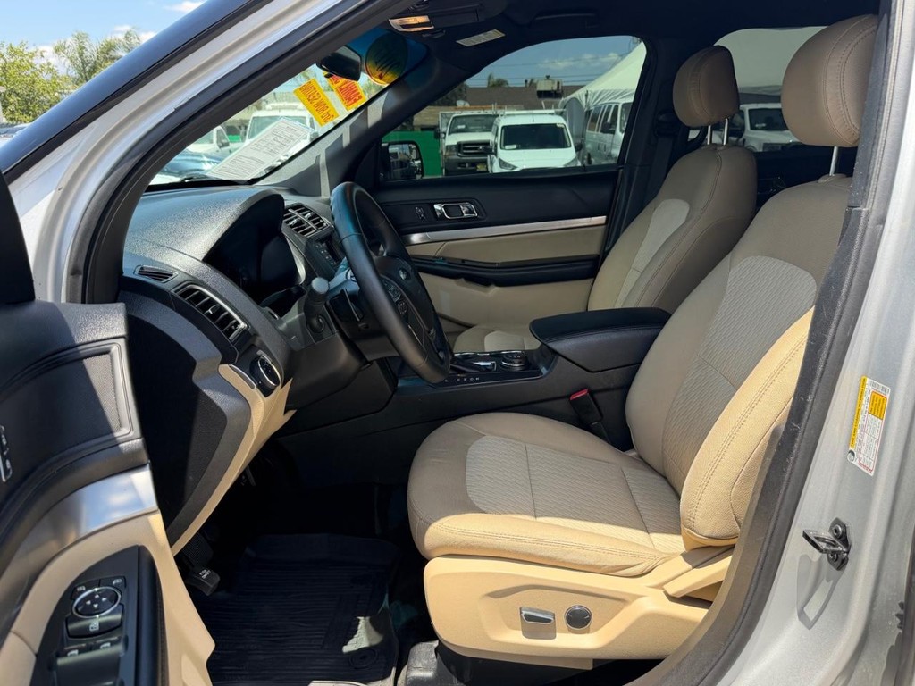 Ford Explorer Vehicle Full-screen Gallery Image 17