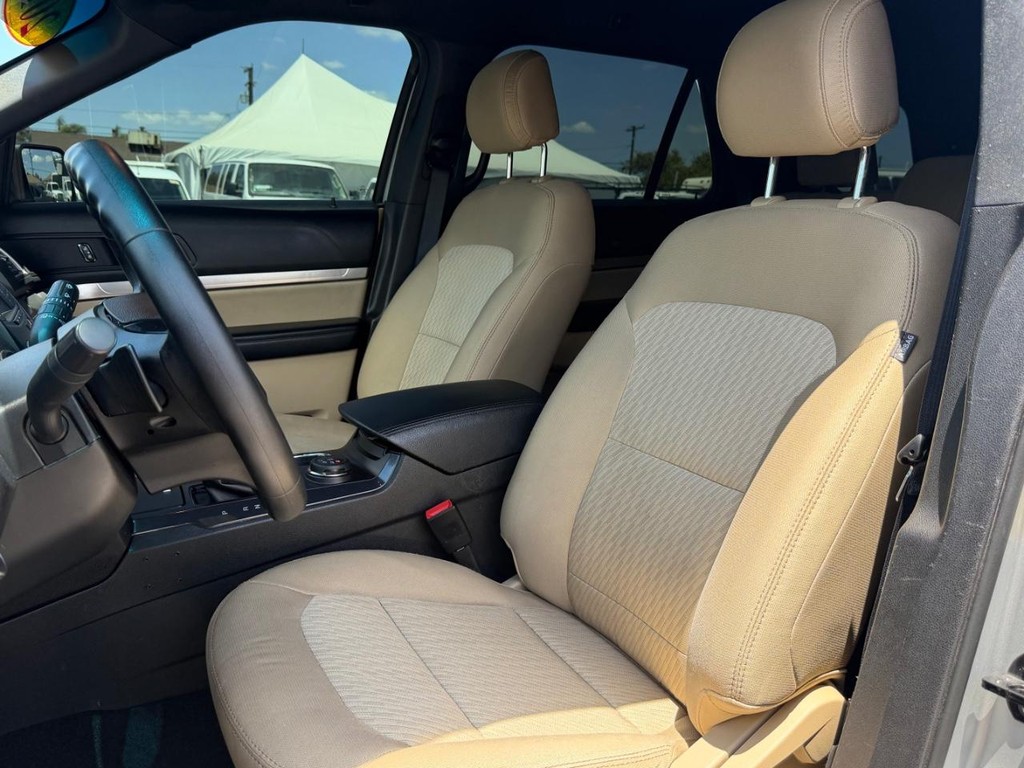 Ford Explorer Vehicle Full-screen Gallery Image 18