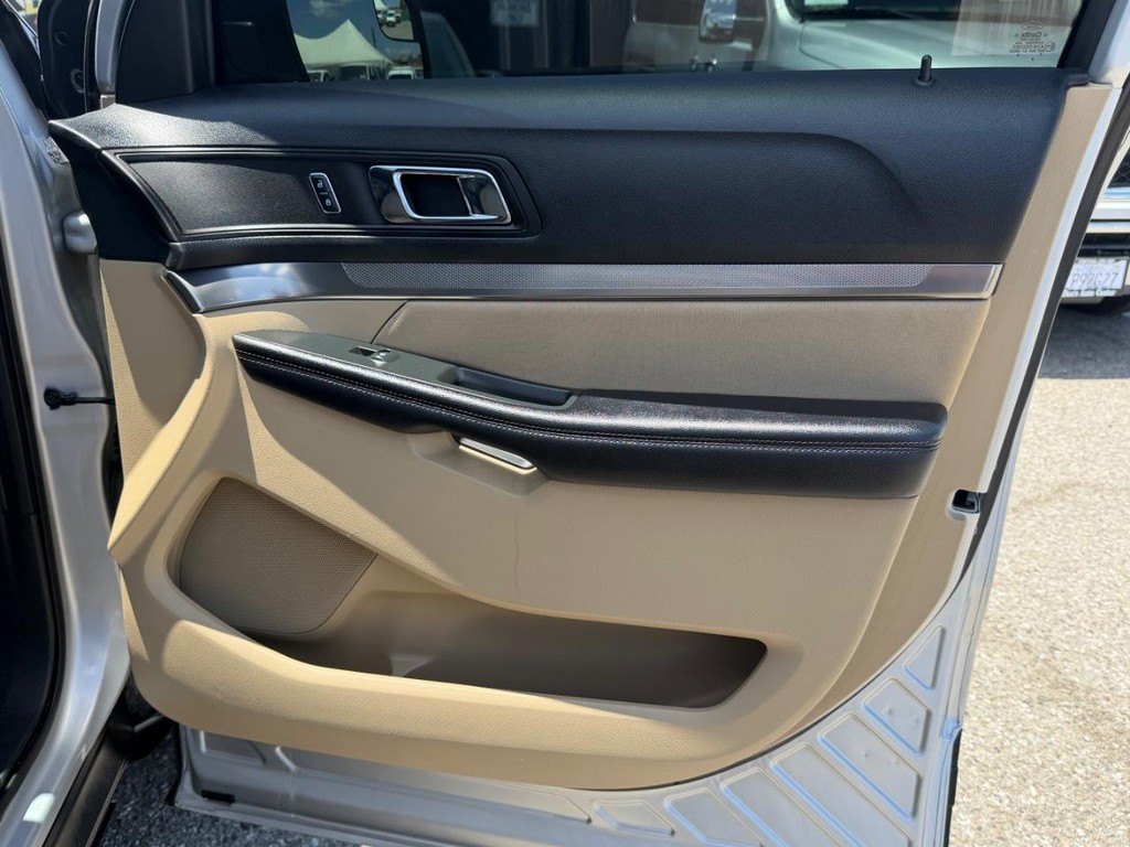 Ford Explorer Vehicle Full-screen Gallery Image 19