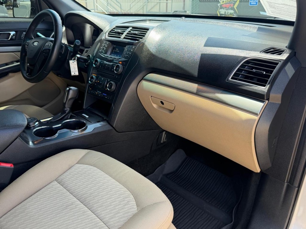Ford Explorer Vehicle Full-screen Gallery Image 20