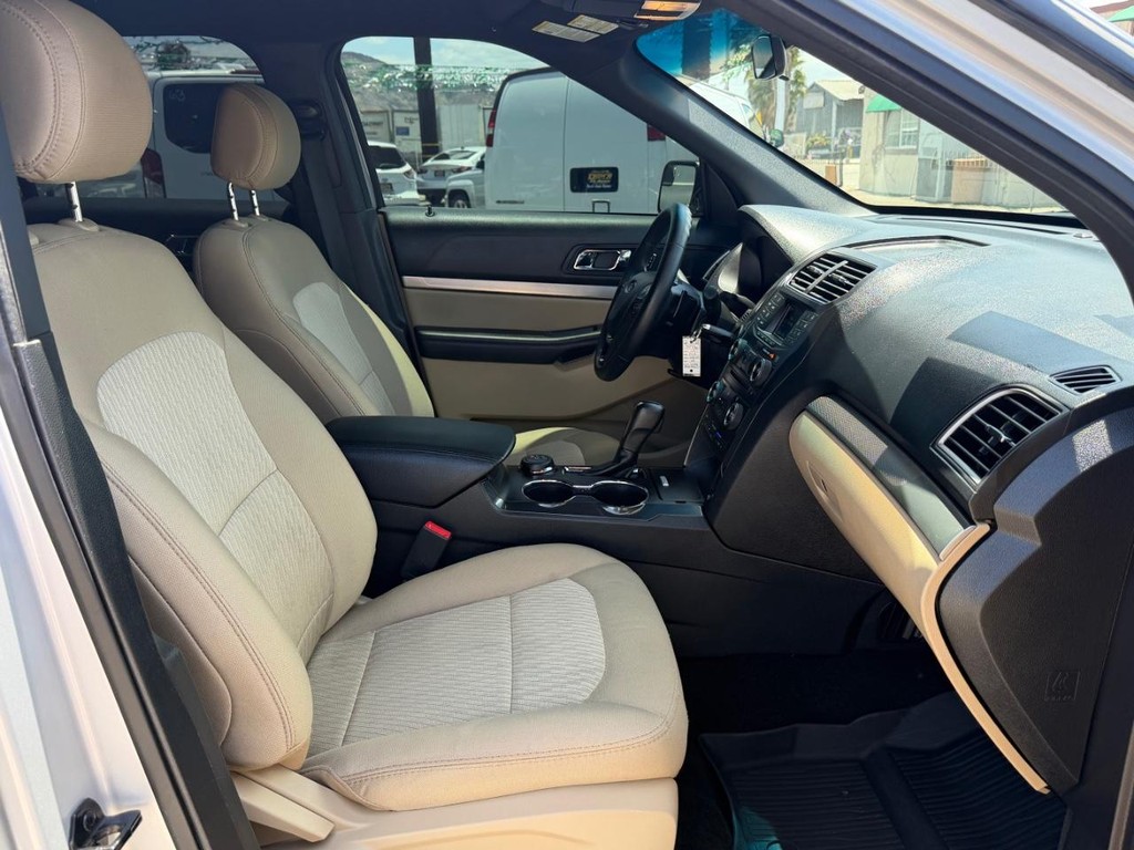Ford Explorer Vehicle Full-screen Gallery Image 21