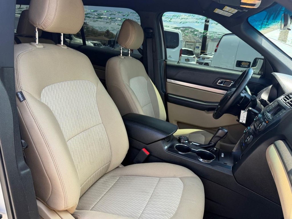 Ford Explorer Vehicle Full-screen Gallery Image 22
