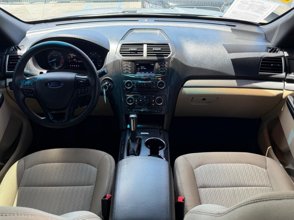 Ford Explorer Vehicle Full-screen Gallery Image 23