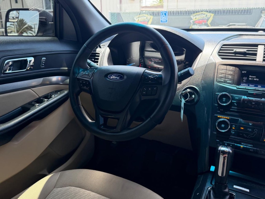 Ford Explorer Vehicle Full-screen Gallery Image 24